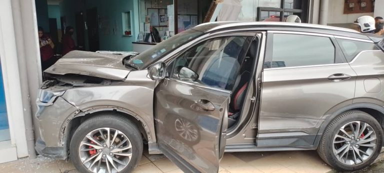 Warga emas lelaki cedera ringan, kenderaan rempuh klinik