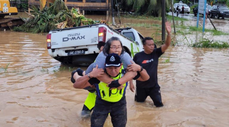 Ketua Polis Penampang selamatkan warga emas terperangkap banjir