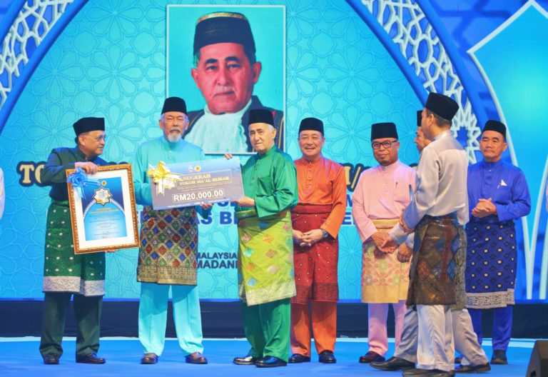 Syed Abas dianugerahkan Tokoh Maal Hijrah Sabah