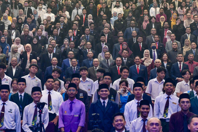 Ketua Menteri, Datuk Seri Hajiji Noor dan para jemputan bergambar bersama para pelajar yang menghadiri Majlis Pelancaran Portal Tajaan Pendidikan Sabah (PTPS) di Dewan Auditorium, Menara Kinabalu, Kota Kinabalu pada Selasa.