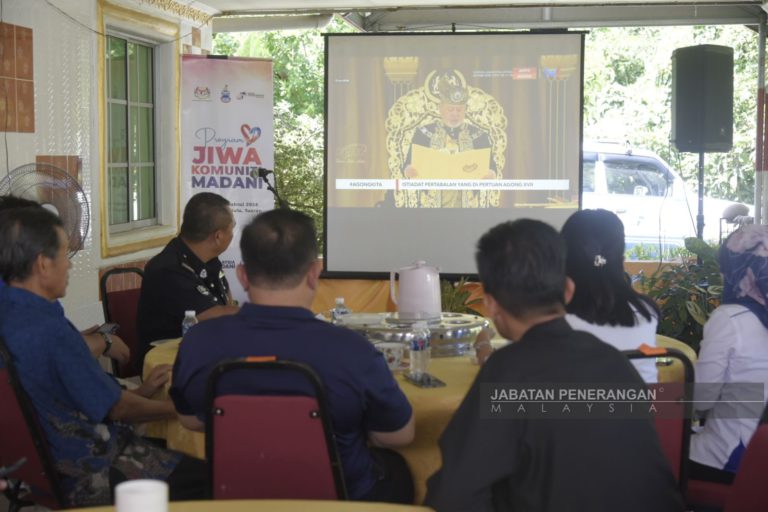 Warga Kiulu tonton Istiadat Pertabalan Agong menerusi wayang pacak