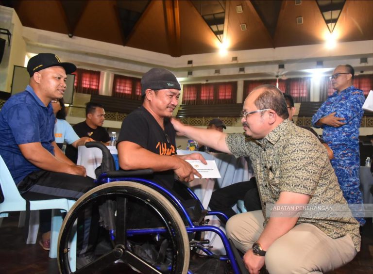 102 KIR terjejas banjir di Penampang terima sumbangan Perdana Menteri