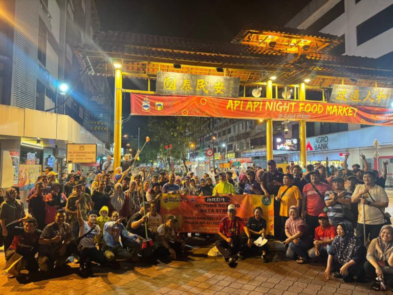 DBKK, penjaja pasar malam Api-Api Night Food Market bersatu hati bersihkan Jalan Gaya