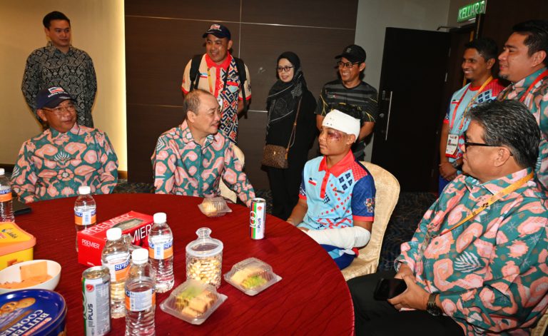 Hajiji lawat atlet berbasikal Akmal Thagif Begurdi yang cedera