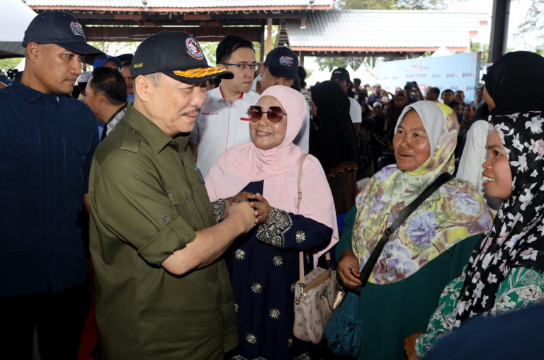 444 geran tanah diserahkan kepada penduduk di Kudat