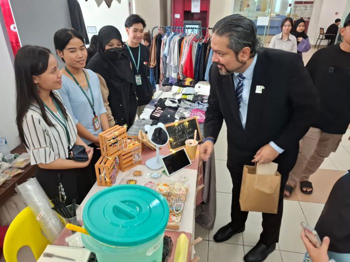 Dr Rafiq melawat gerai pameran pelajar tanda sokongan terhadap Karnival Keusahawan yang dianjurkan di kampus UCSF baru-baru ini.