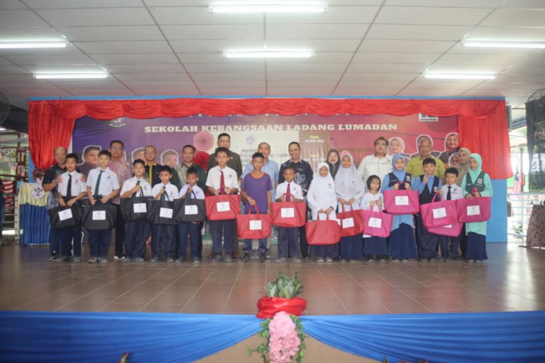 Yayasan Sabah serah sumbangan peralatan sekolah kepada 100 murid