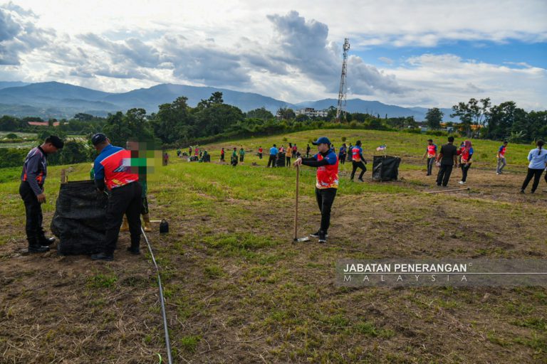 67 pokok durian ditanam di Sekolah Henry Gurney Keningau