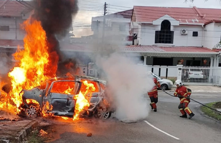 Pasangan suami isteri warga emas cedera, kenderaan dinaiki terbakar