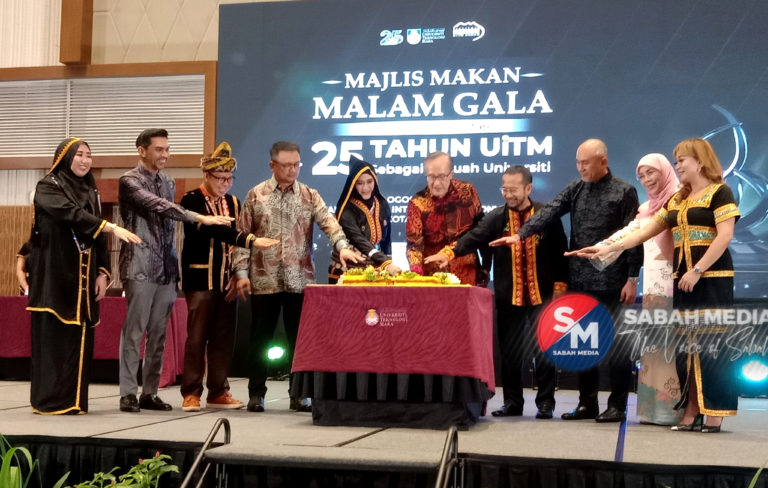 Masidi (lima kanan) bersama Dr. Rozita (lima kiri) serta tetamu jemputan memotong pulut kuning sempena 25 Tahun UiTM sebagai sebuah universiti dalam satu majlis di SICC pada Rabu.