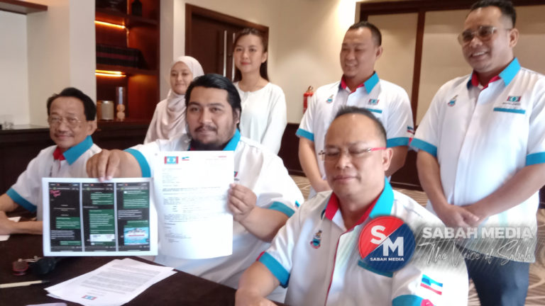 Razeef (duduk tengah) menunjukkan bukti bahawa KEADILAN telah menghantar jemputan berserta maklum balas dari Setiausaha Agung Warisan, Loretto Sipin bahawa pimpinan Warisan tidak dapat hadir kerana menghadiri retreat.