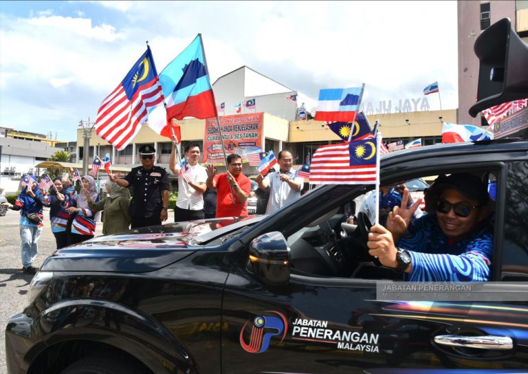 Warga Tawau teruja saksikan Dron serah Jalur Gemilang