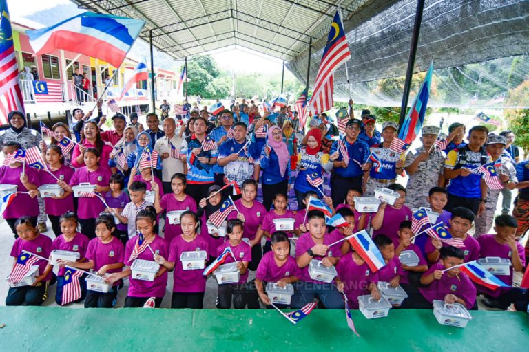 100 murid SK Pangi terima bantuan ‘School Box’ Maritim Malaysia