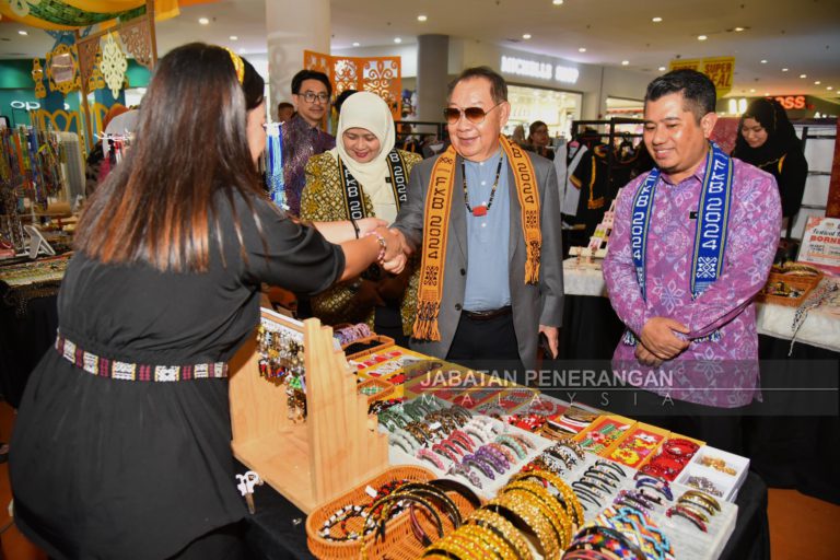 Penjawat awam, swasta digalak pakai baju batik motif Sabah