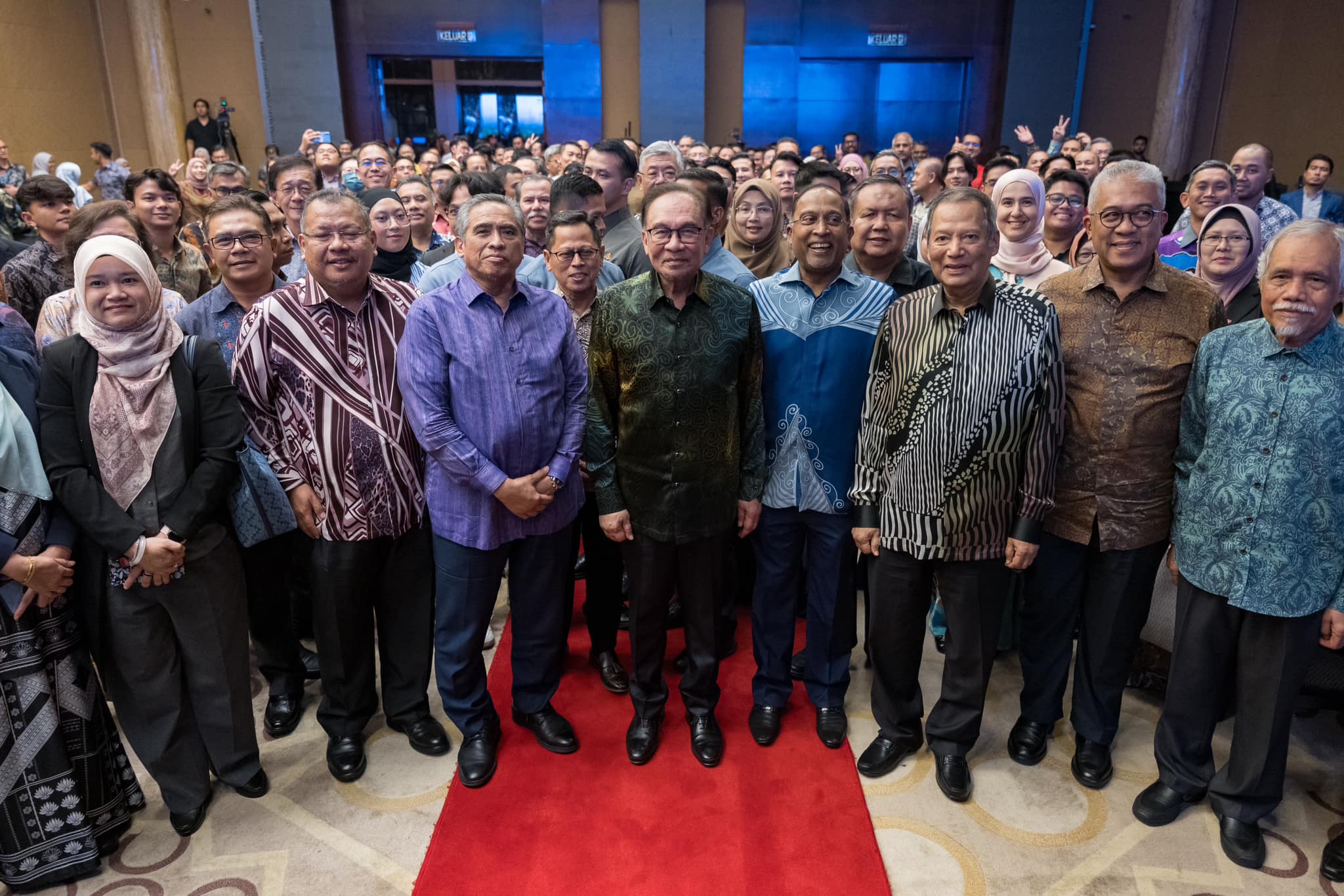 Perdana Menteri, Datuk Seri Anwar Ibrahim di Forum Ilmuan Malaysia MADANI (FIM) yang julung-julung kali diadakan anjuran Kementerian Pengajian Tinggi (KPT) yang bekerjasama dengan Tenaga Nasional Berhad (TNB) malam tadi - Foto FB Rasmi PM 