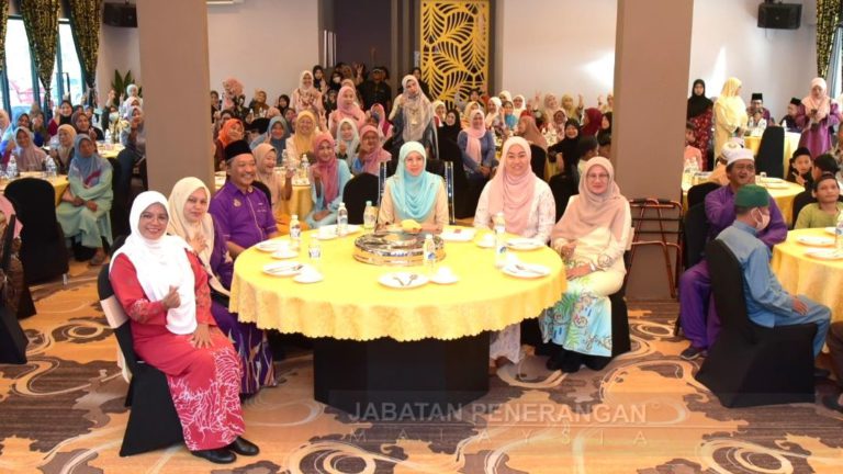 YNJ sampaikan sumbangan kepada 100 asnaf di LD