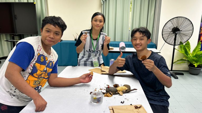 Tiga pelajar sekolah menengah temui kulat karang jarang jumpa