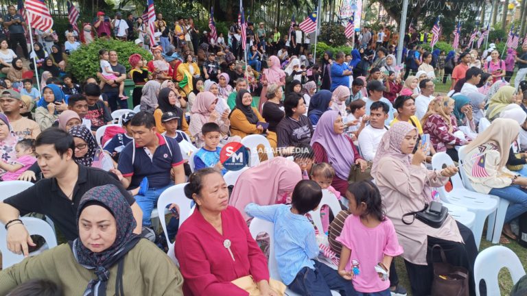 Hari Malaysia : Orang ramai mula membanjiri Padang Merdeka