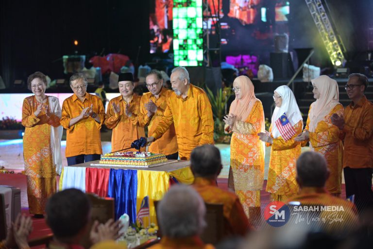 Hujan lebat, tapi orang ramai tak berganjak – Anwar