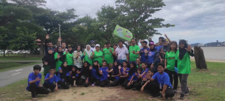 35 kilogram sampah berjaya dikutip di Teluk Likas