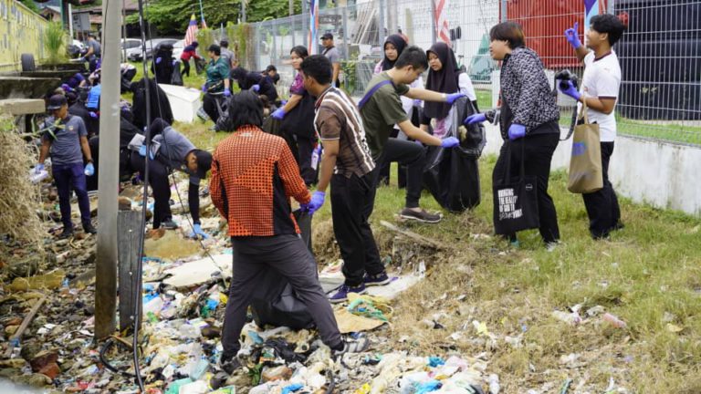 60 tan sampah berjaya dilupuskan di Tanjung Aru Lama dan Baru