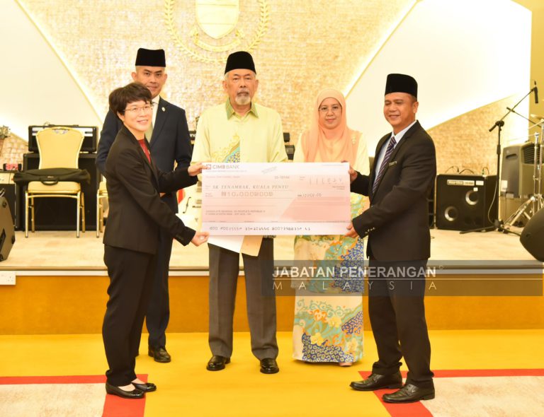 Tujuh sekolah terima bantuan baik pulih Pusat Sumber