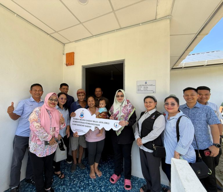 Dua keluarga terima kunci Rumah Mesra SMJ di Kg Manggaris 2