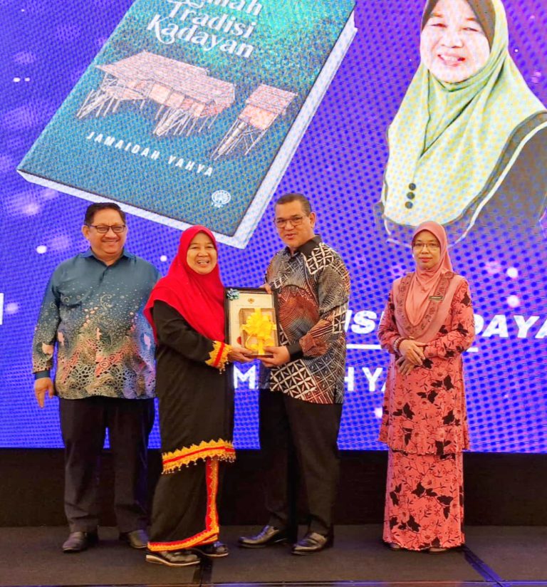 Buku Rumah Tradisi Kadayan & Fitrah dalam Novel terima Anugerah Buku Terbaik Ketua Menteri Sabah 2022/2023