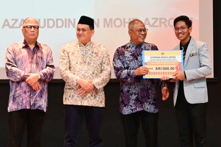 ‘Kearifan Tempatan Dalam Seni Bina Rumah Tradisi Bajau Sama’ bawa tuah kepada Azamuddin