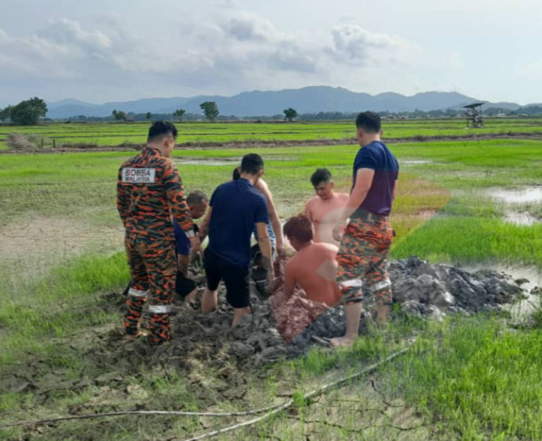Lelaki warga emas terperangkap dalam lumpur berjaya diselamatkan