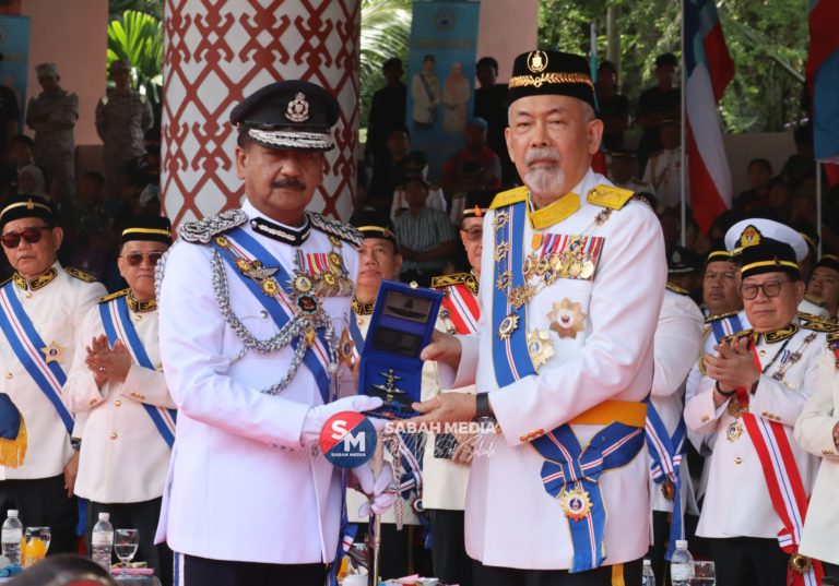 Tun Juhar terima anugerah Sayap Kehormat VAT 69 Komando PDRM