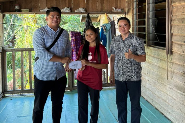 Crisnanalina terima bantuan kewangan dari ADUN Sugut untuk lanjut pengajian