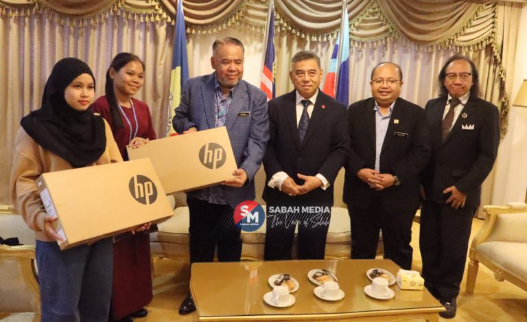 Tun Juhar sumbang komputer riba kepada Crisnanalina, Nor Fasha Natashya