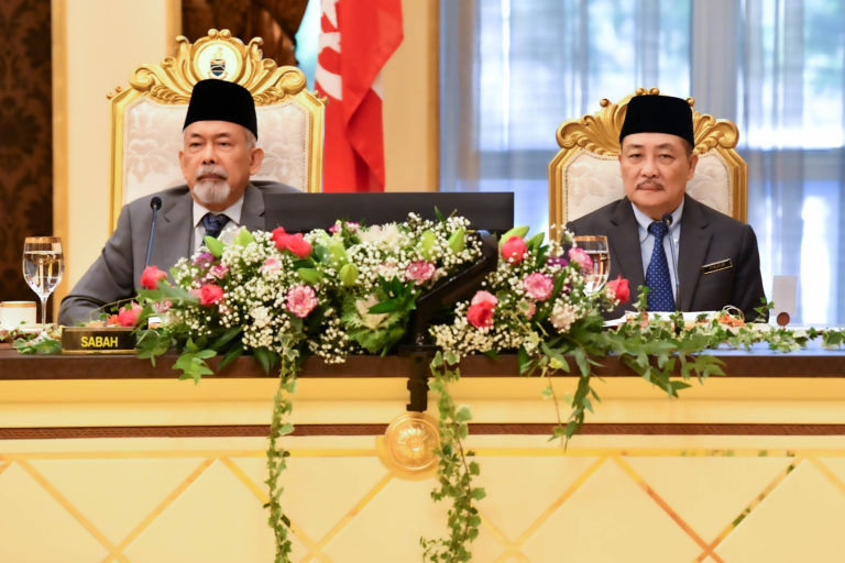 Hajiji iring Tun Juhar hadiri Mesyuarat Majlis Raja- Raja