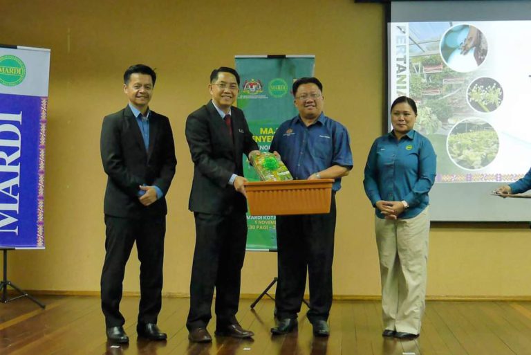 Lima ahli kebuniti tempatan terima Set Teknologi Greenkit MARDI