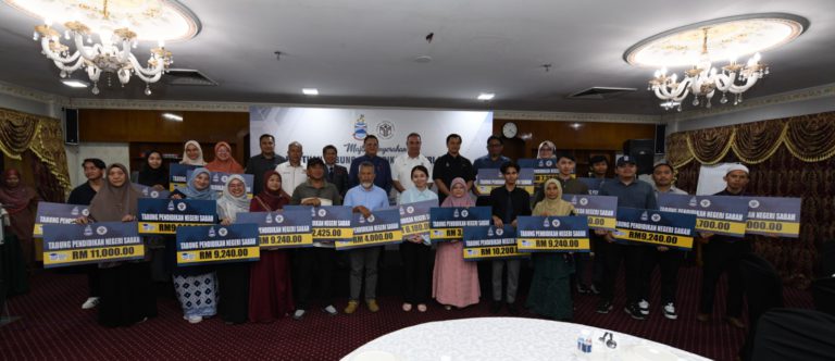 TPNS serah bantuan kepada 21 mahasiswa