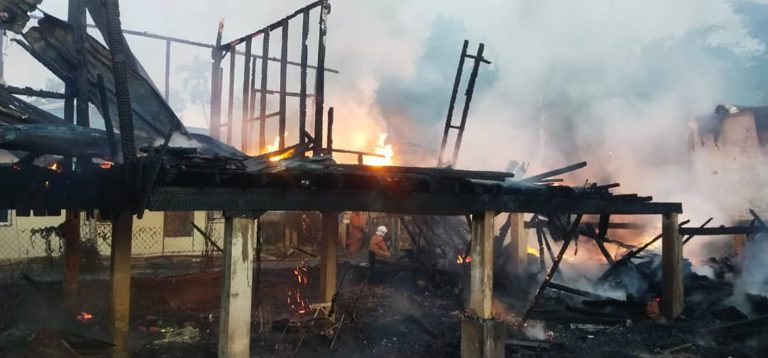Lima rumah terbakar di Kg Jambatan Baru, Membakut
