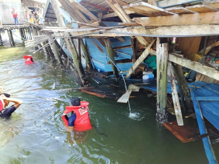 Rumah atas air roboh, 9 mangsa berjaya diselamatkan