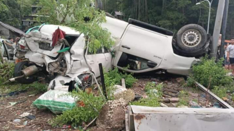 Elak motosikal keluar simpang, pemandu Toyota Hilux hilang kawalan langgar 5 kenderaan