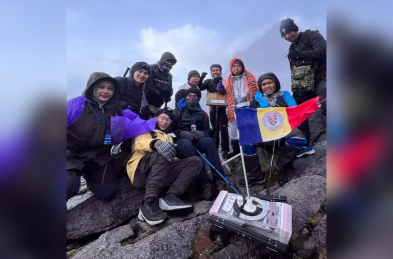 UMS cipta sejarah kibar bendera di puncak Gunung Kinabalu guna robot 
