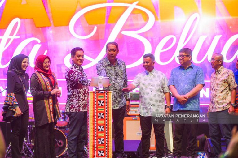 Lebih 5,000 pengunjung meriahkan malam citrawarna Kota Belud