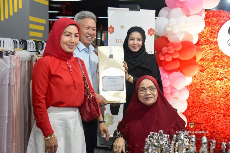 Lebih 100 pengunjung meriahkan Christmas @ KK Sentral Riverside Market