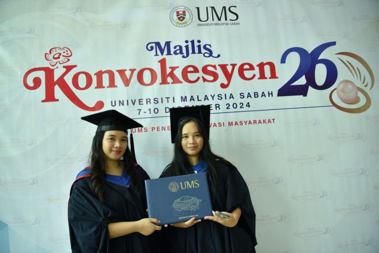 Pasangan kembar seiras kongsi pentas kejayaan meskipun berbeza bidang pengajian