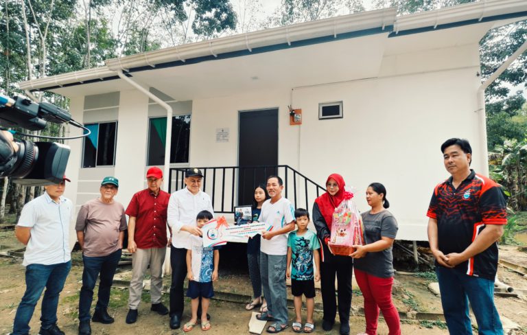 Lima penerima Rumah Mesra SMJ sambut Krismas di rumah baharu