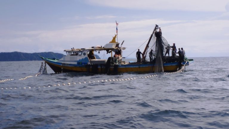 Maritim Malaysia tahan bot tunda tangkap ikan di zon larangan