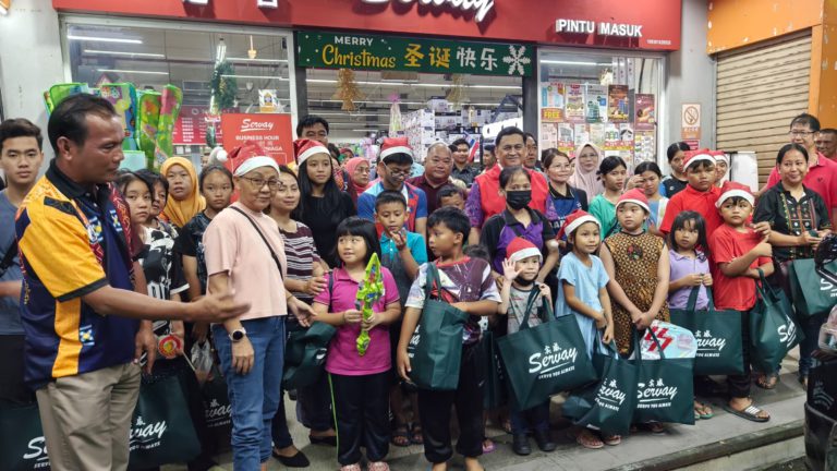 50 anak yatim DUN Membakut diraikan sempena Krismas
