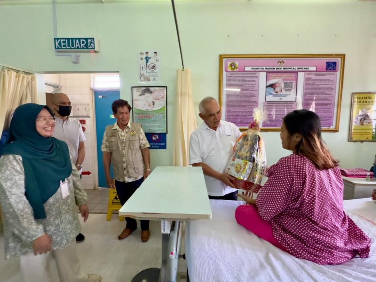 Yayasan Qhazanah Sabah ceriakan pesakit Hospital Sipitang menerusi sumbangan krismas