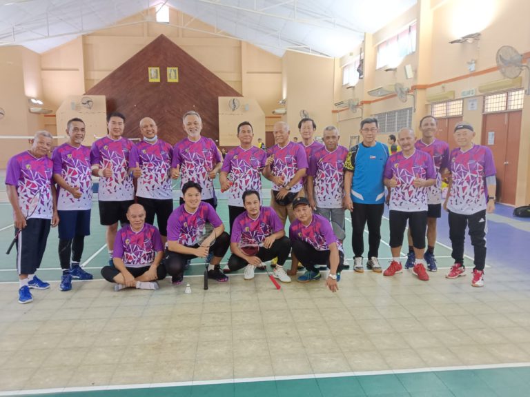 Veteran kekal aktif hayun raket di usia emas