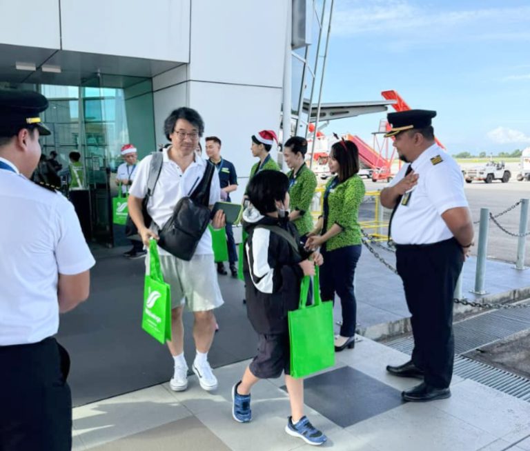 MASwings raikan kegembiraan Krismas bersama penumpang