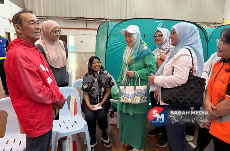 Wanita GRS serah sumbangan mangsa kebakaran Kg Teguli